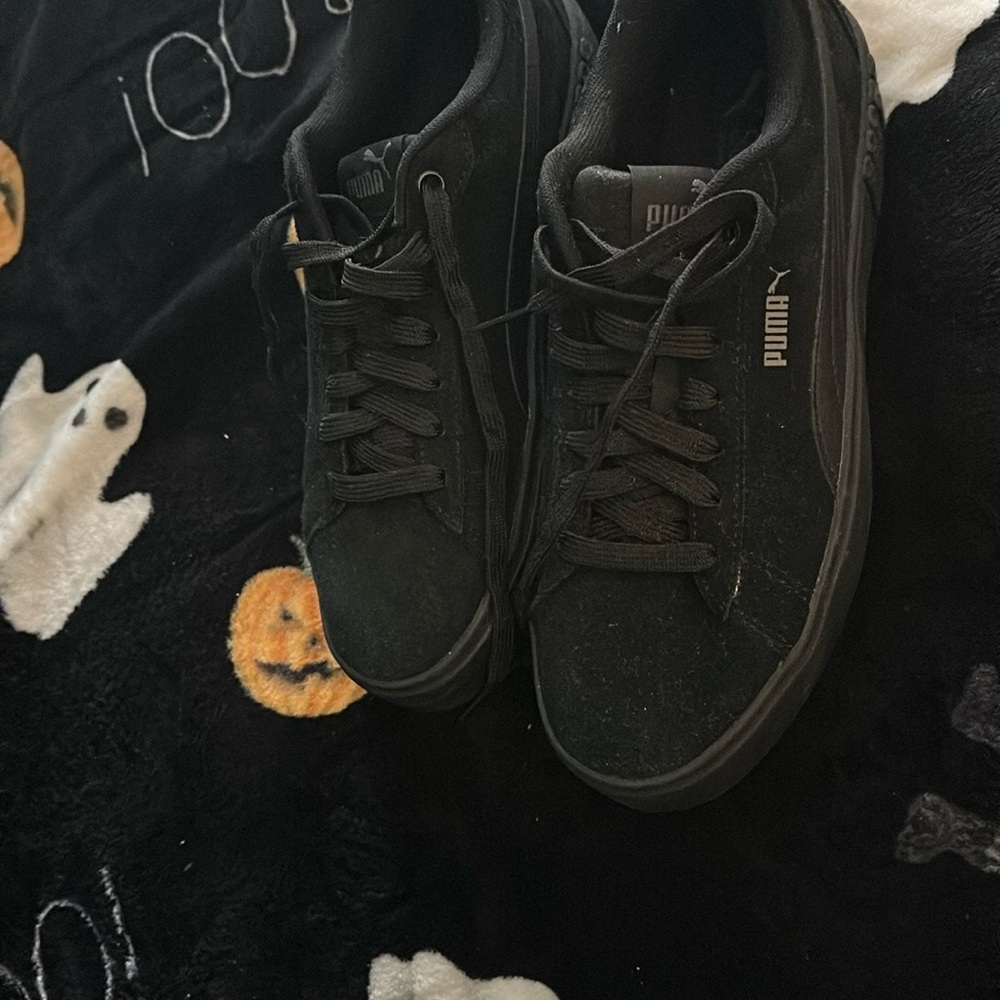 Puma women’s Black Sneakers